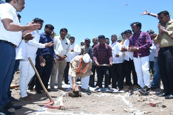 श्री निवास पाटील साहेब यांच्या हस्ते मंदिर बांधकामाचा शुभमुहूर्त